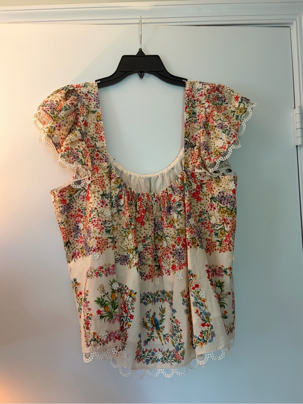 FARM Rio Cream Floral/Parrot Ruffle-Sleeve Blouse